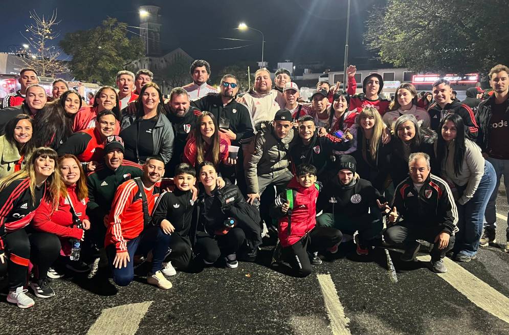 Los hinchas podr&aacute;n fotografiarse con "Trapito" y "Lito".