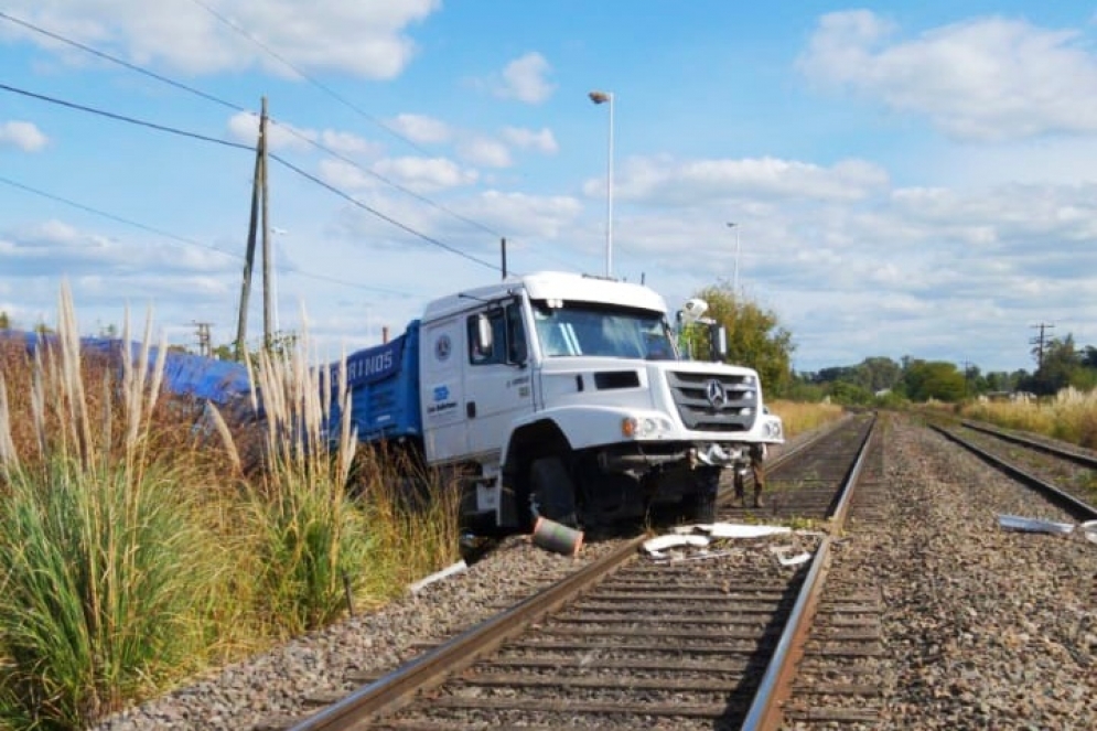 El Mercedes roz&oacute; un poste de luminarias y rompi&oacute; el artefacto.