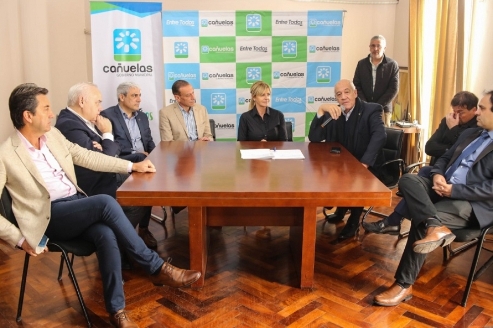 Las autoridades durante el anuncio en el primer piso del municipio.