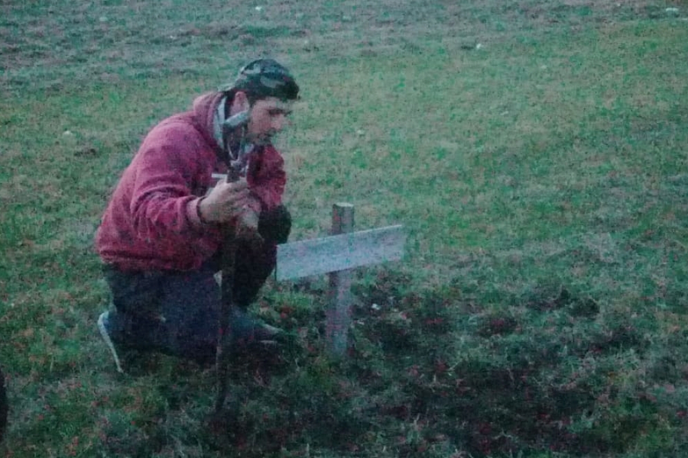 Axel cumpliendo su misi&oacute;n en la Ruta 205, frente a la Estaci&oacute;n Levene.