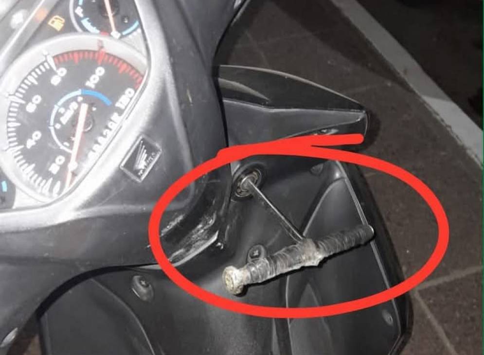 La llave casera que los "pibes chorros" dejaron en el tambor de la moto. 