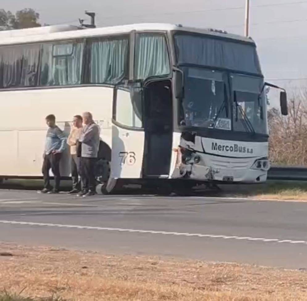 La bicicleta qued&oacute; debajo del&nbsp;micro.