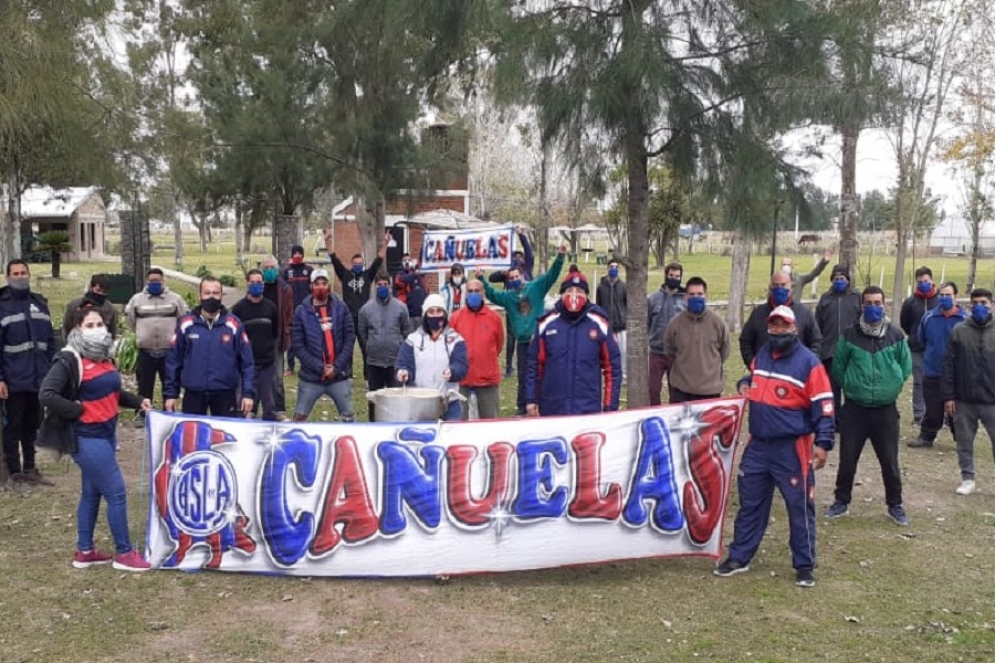 Los cuervos se juntaron en la Granja "Revivir".