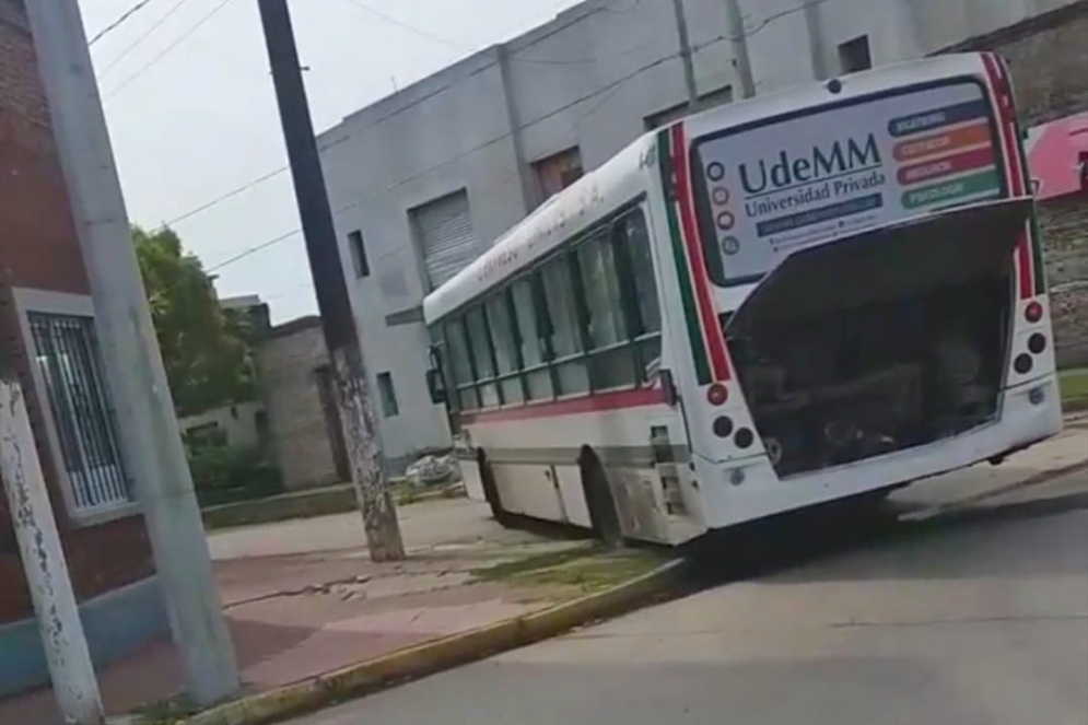 &iquest;La tapa levantada para ventilar el motor despues de la exigencia para intentar salir o para ocultar el numero de interno?