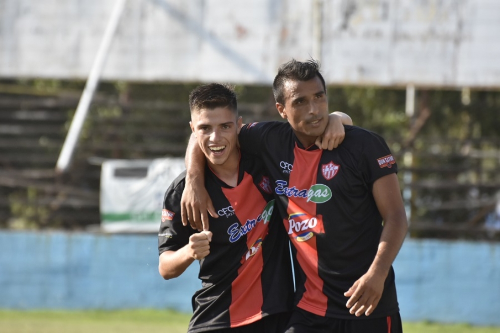 Los jugadores de Ca&ntilde;uelas quedaron muy conformes con el resultado. Foto: Jonathan Arga&ntilde;araz