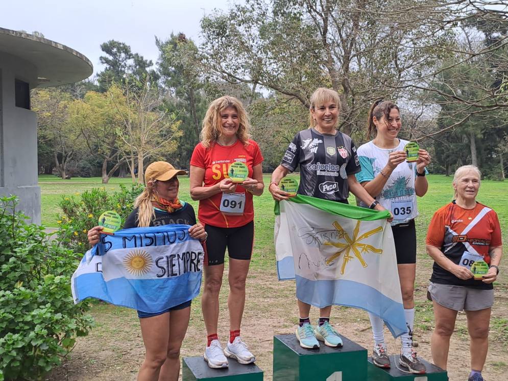 Dominguez, con la bandera del pueblo y la casaca de&nbsp;Ca&ntilde;uelas.