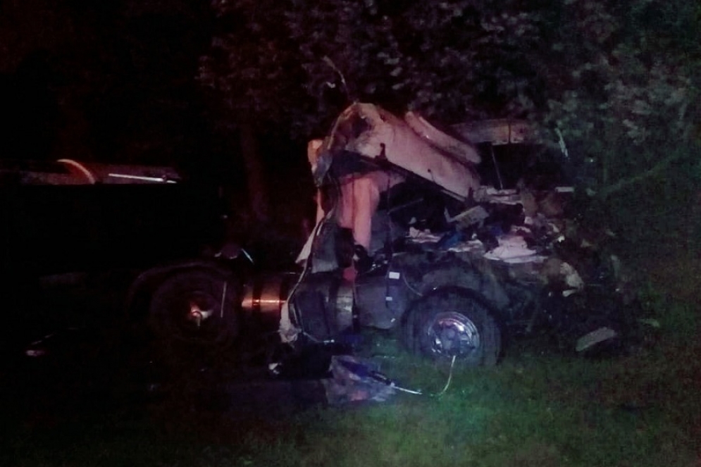 El cami&oacute;n tras el fuerte impacto. 