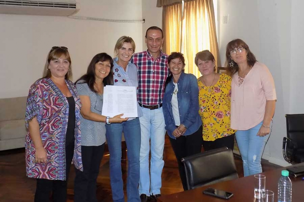 Arrieta junto a los representantes de la Sociedad Italiana. 