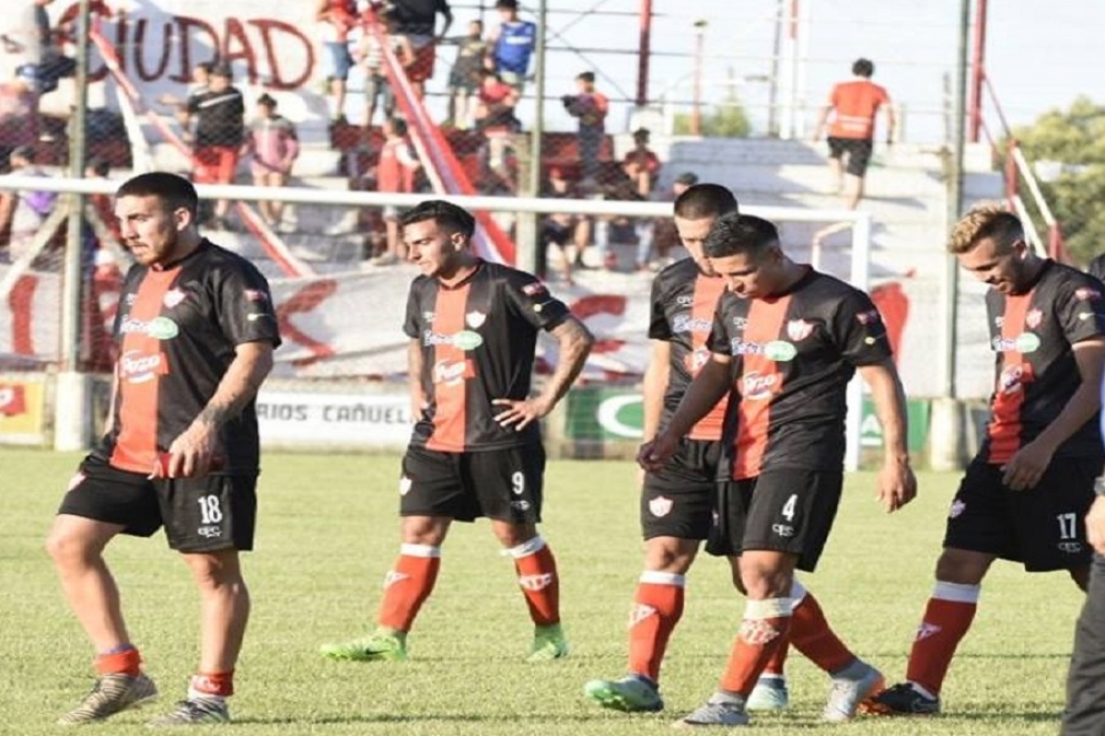 Los jugadores retir&aacute;ndose del campo de juego tras la derrota. Foto: Jonhatan Arga&ntilde;araz.