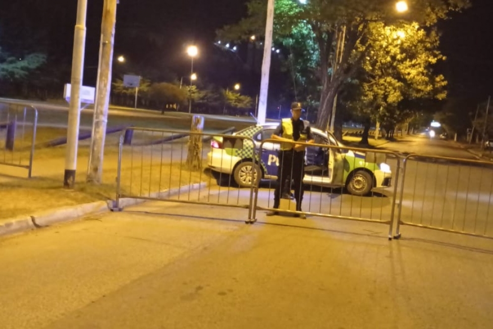 La calle Alem vallada durante la madrugada del 25. 