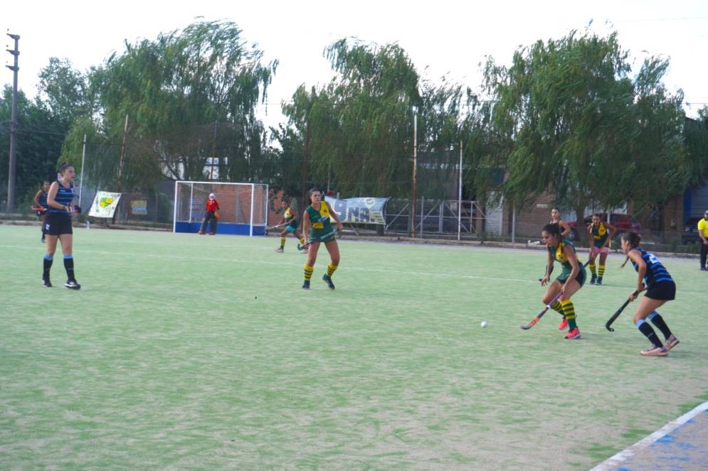 Camila P&eacute;rez Giorgi con el control de la bocha.
