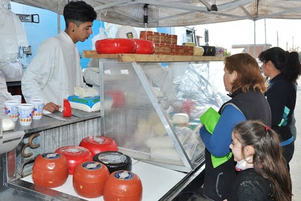 Los vendedores utilizar&aacute;n la protecci&oacute;n indicada en los protocolos de atenci&oacute;n al p&uacute;blico. Los clientes deber&aacute;n concurrir obligatoriamente con "tapa boca-nariz".