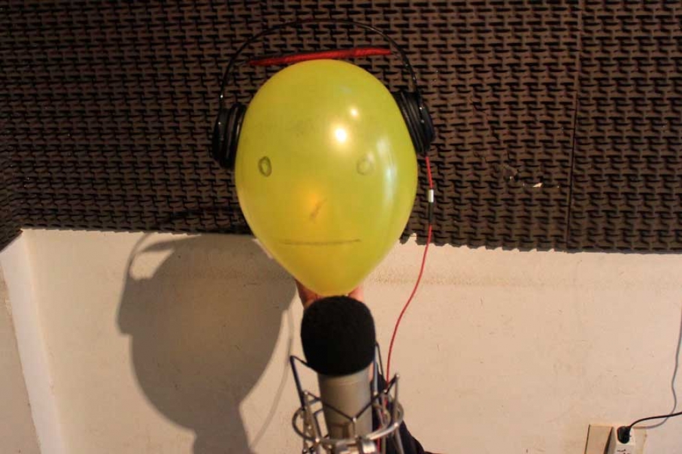 Una candidata peg&oacute; el faltazo a una entrevista y la reemplazaron con un globo