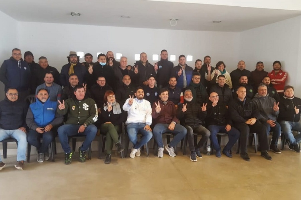 Los dedos en "V", un cl&aacute;sico gesto de un amplio sector del movimiento obrero.