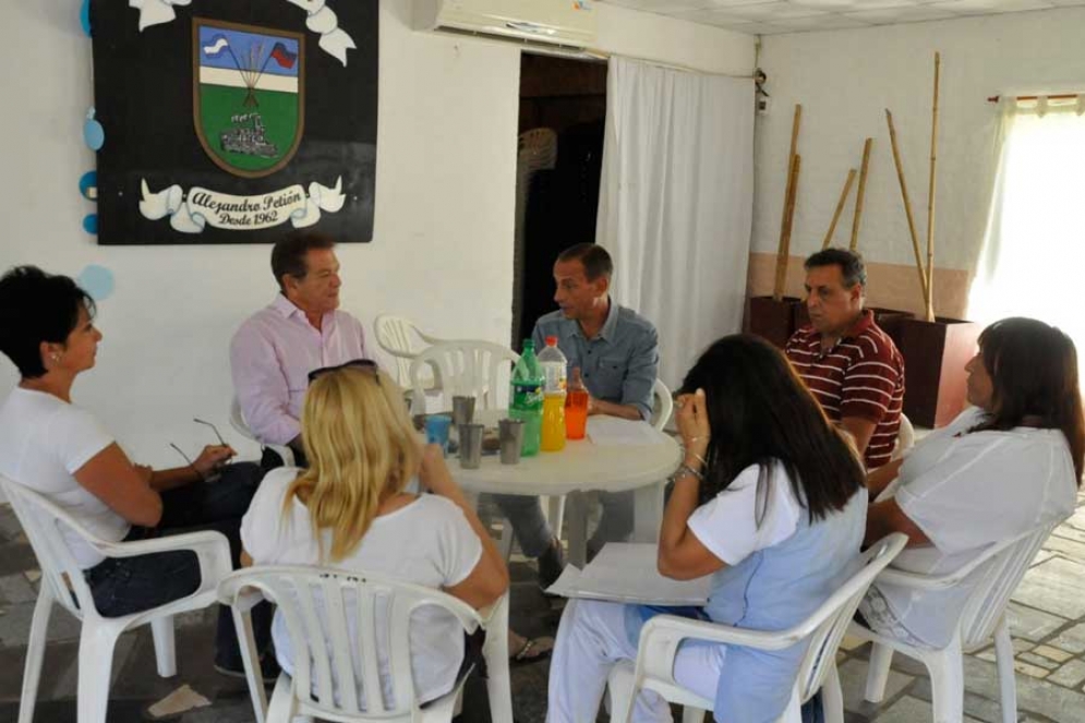 El intendente junto a vecinos, fue anoticiado de las &uacute;ltimas novedades. 