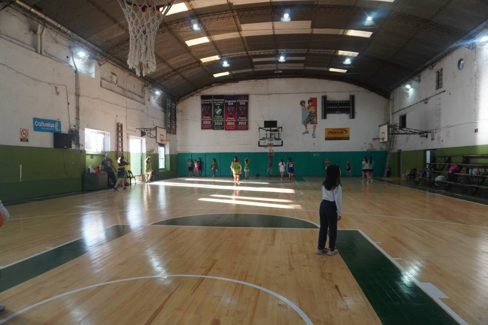 Cambiaron el piso del gimnasio en toda la superficie.