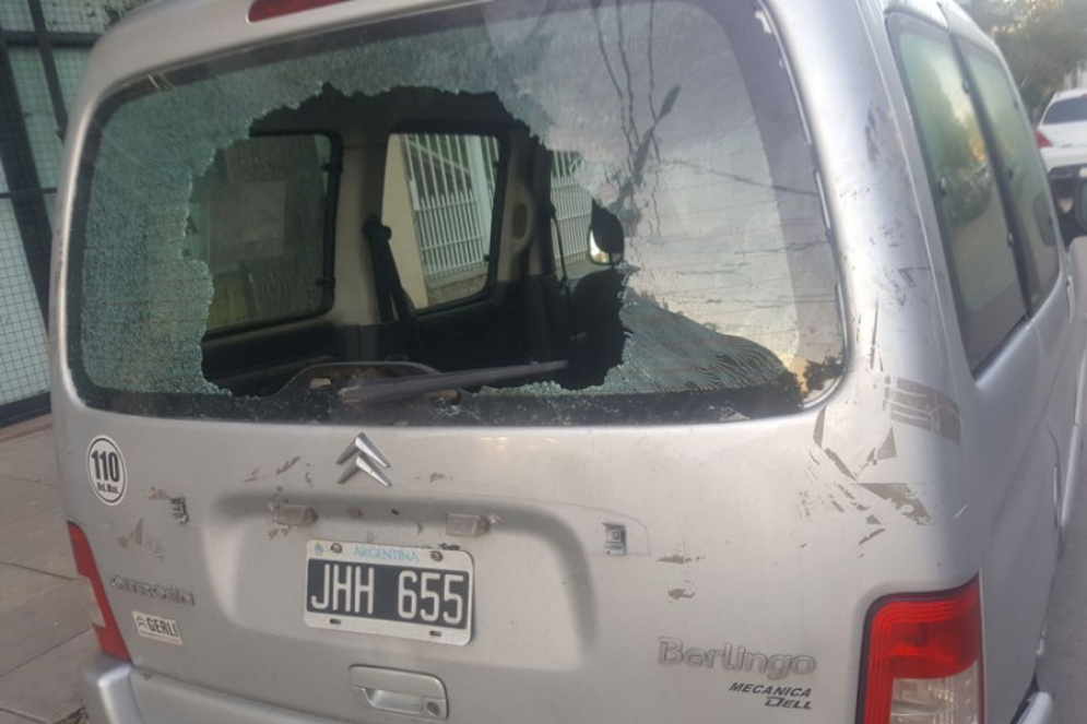 Uno de los veh&iacute;culos afectados por los disturbios.