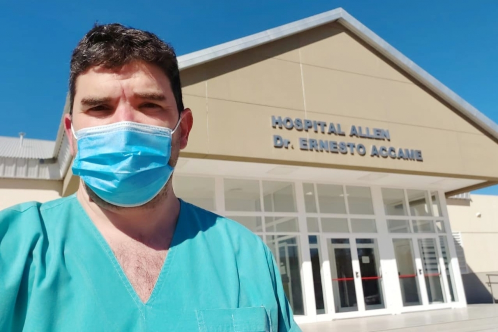 Mauricio Petre en la puerta del Hospital Dr. Ernesto Accame, en la ciudad de Allen, departamento de General Roca.