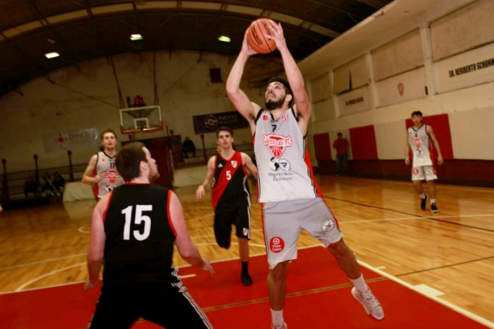 Maldonado buscando el aro. En Ca&ntilde;uelas, River se impuso por 75-65.