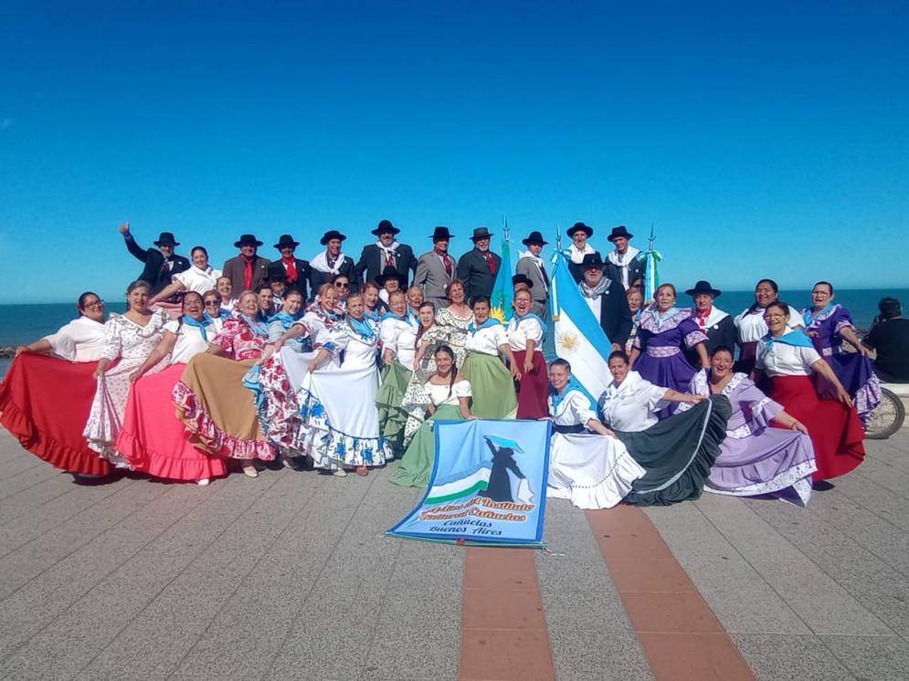 El plantel ca&ntilde;uelense en la rambla de "La Fel&iacute;z", con el mar de fondo.
