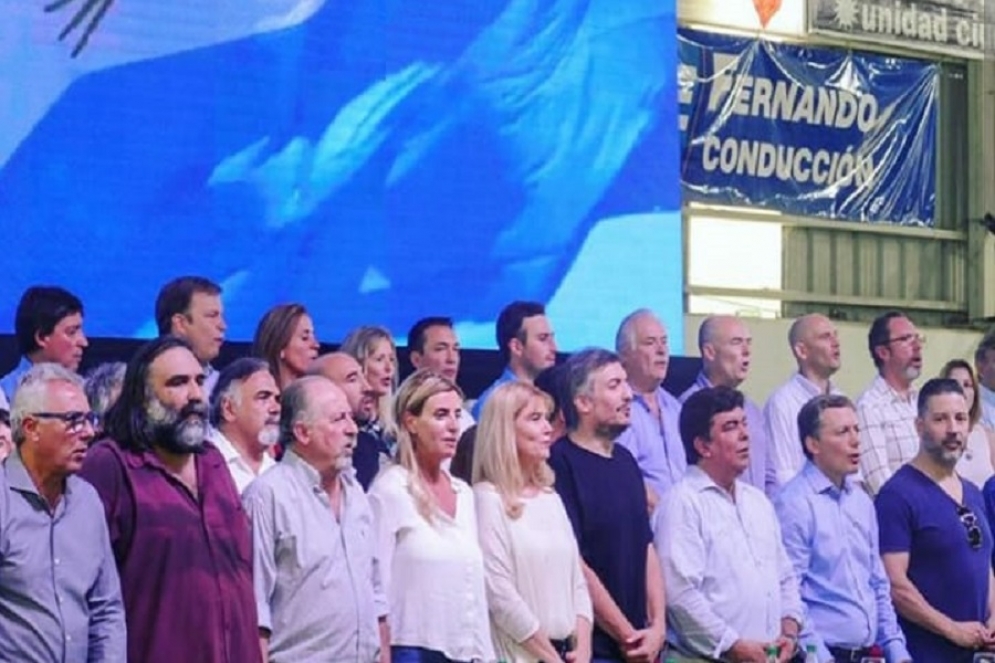 Fassi en el centro de la mesa principal. 