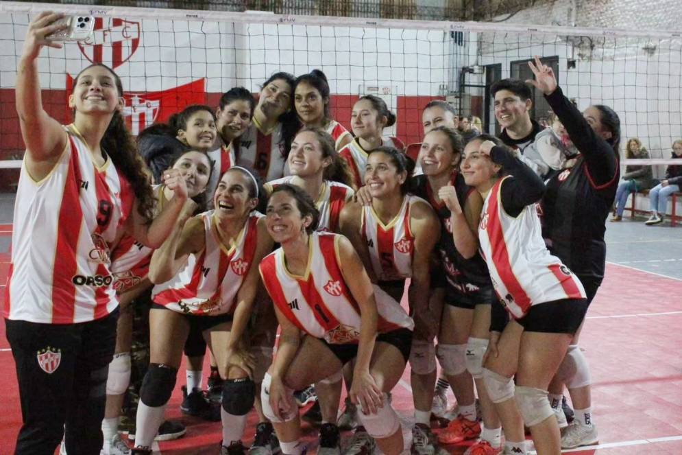 Estrenaron camisetas con un triunfo. (FOTO: CFC V&oacute;ley).