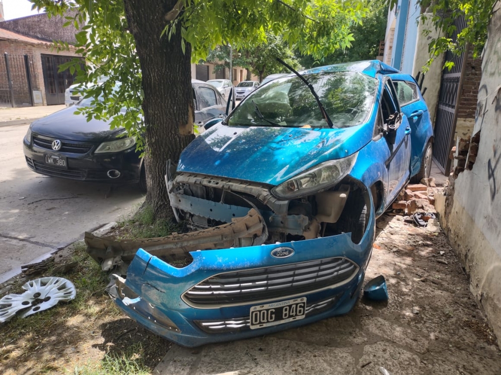 El Fiesta destrozado, a cent&iacute;metros del port&oacute;n. 