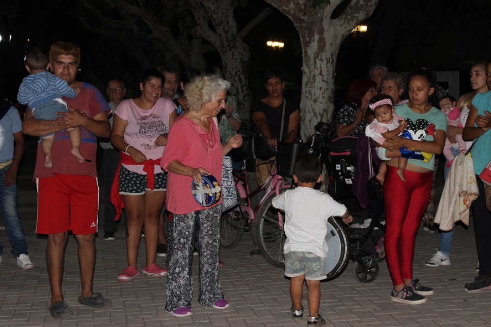 Los viernes los vecinos se re&uacute;nen en la Plaza San Mart&iacute;n. 