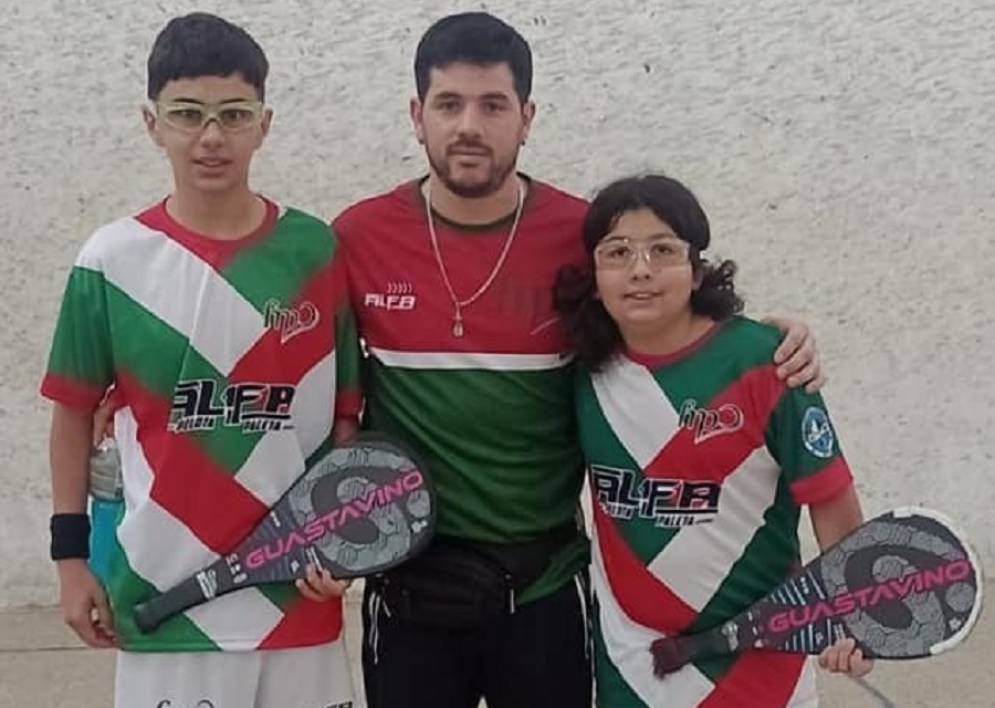 Brian (1ero desde la derecha) junto al entrenador y su compa&ntilde;erito.