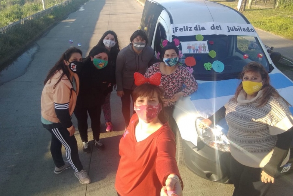 Los vecinos el Dia del Jubilado recorriendo las calles para dar regalos. 