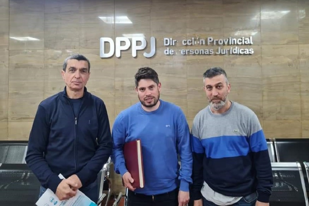 Adorno Gutierrez (centro) secundado por el dirigente de Uribe FC, Dami&aacute;n Fantache (der.)