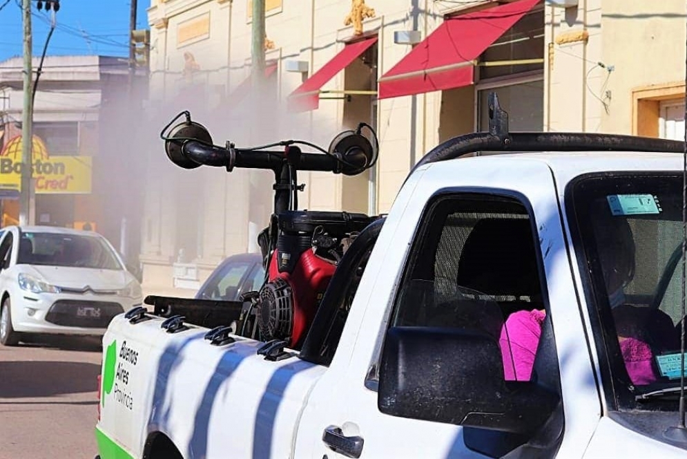 El m&oacute;vil fumigando sobre calle Lara.