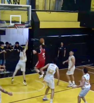 Octavio Campi hacia el canasto. (Captura video).