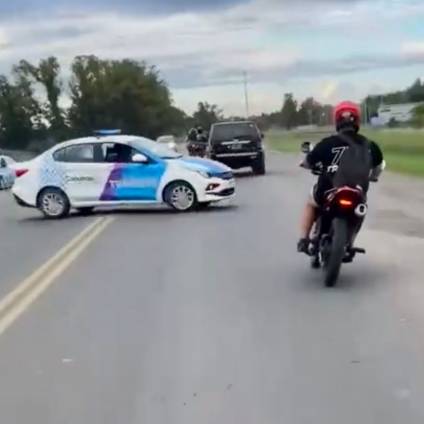 Un m&oacute;vil de Tr&aacute;nsito cruz&oacute; la Ruta 3 para frenar motociclistas y casi provoca un accidente