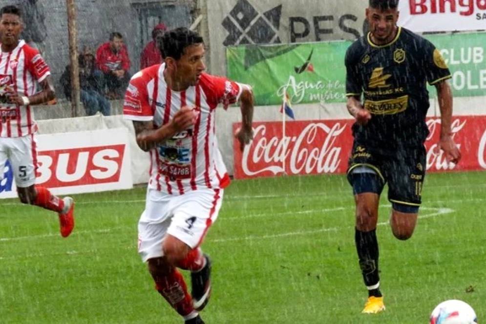 Juli&aacute;n Cano saliendo de la presi&oacute;n, frente a Colegiales en Munro (FOTO: Prensa CFC).