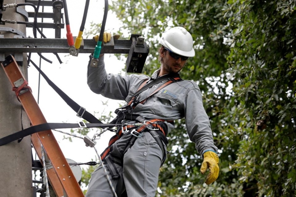 Trabajadores de la empresa que presta servicio electrico 