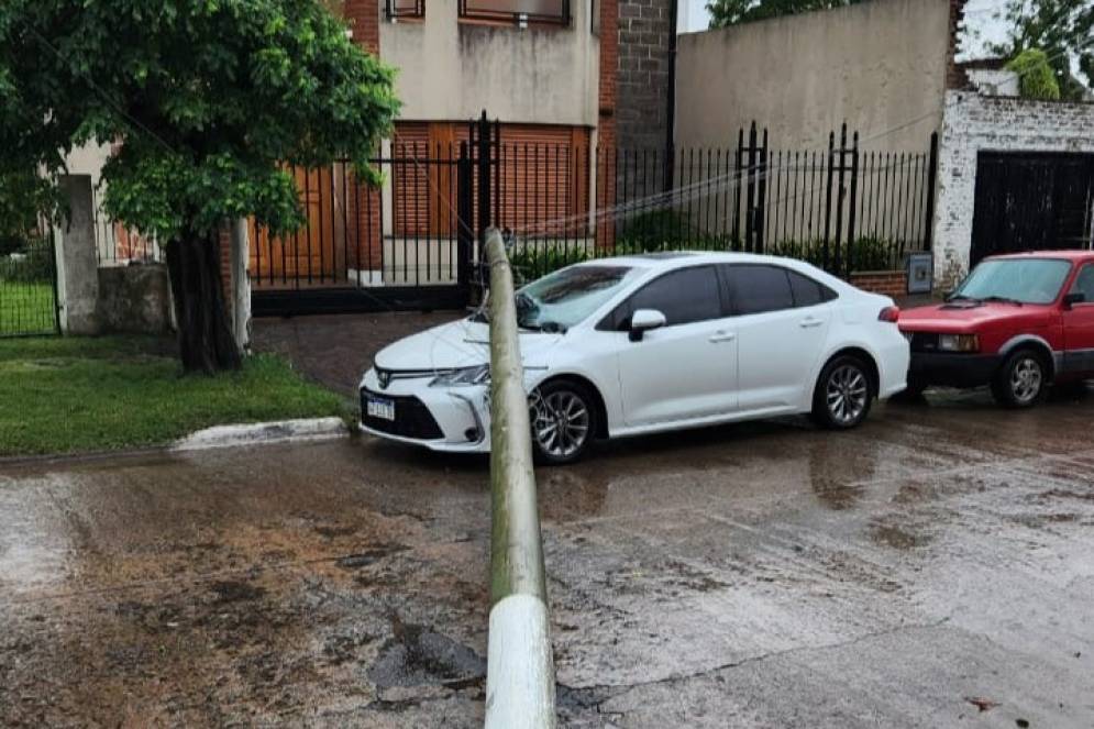 Un palo de luz cay&oacute; sobre el capot de un Toyota Corolla en Rivadavia al 1400.