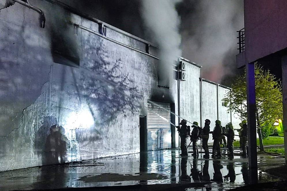 Los bomberos intervinieron durante m&aacute;s de 3 horas.