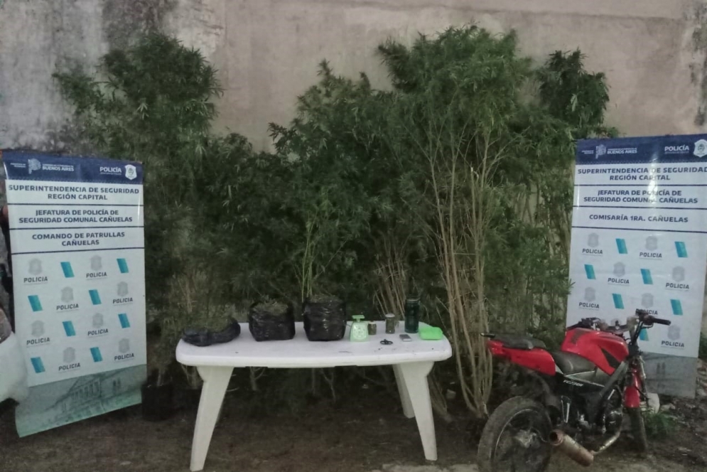 La droga y la moto incautadas en la casa de calle C&oacute;rdoba. 