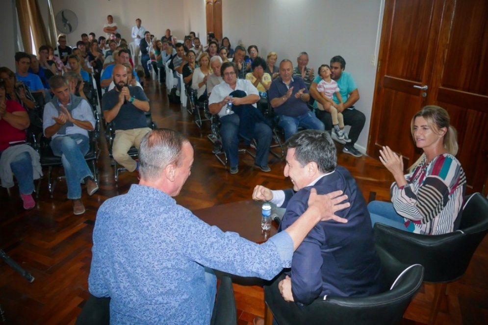 Arrieta, Arroyo y Fassi, de espalda frente a los funcionarios y militantes que participaron del encuentro.