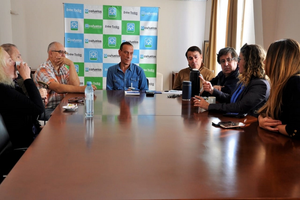 Arrieta junto a las autoridades del Centr de Di&aacute;lisis.