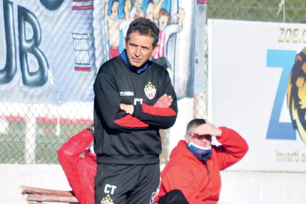 El DT del rojo se sac&oacute; el casette para analizar el partido.