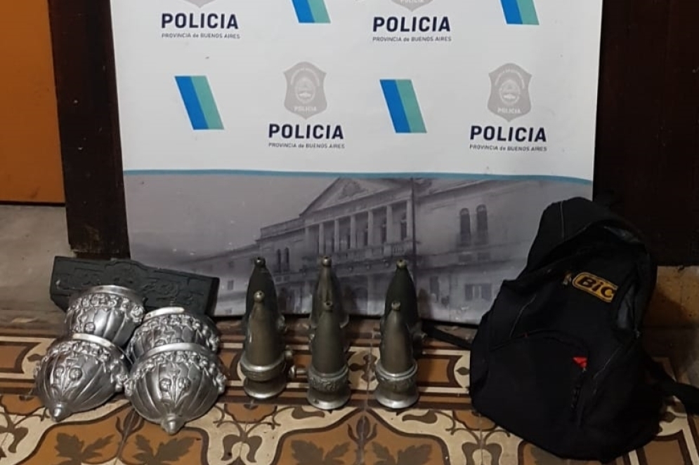 Los floreros sustra&iacute;dos por Gigena.