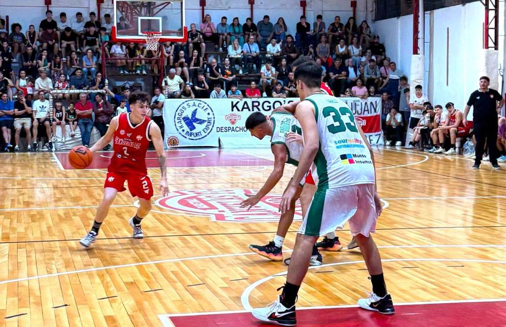 Vieira abroch&oacute; el triunfo con una bandeja a 3 segundos de la chicharra / FOTO: Confederaci&oacute;n Argentina de B&aacute;squet. 