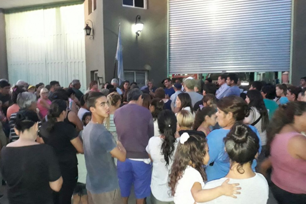 Muchos vecinos de Peti&oacute;n se acercaron en la tarde de este jueves hasta el destacamento. 