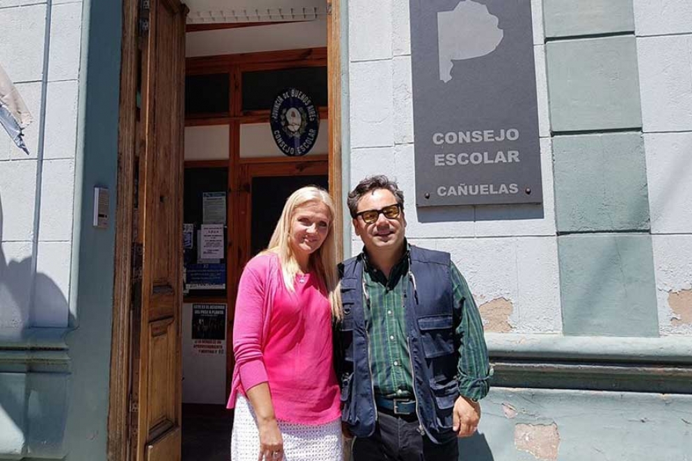 Ver&oacute;nica Iozzolino junto a Marcelo Sabino en la puerta del Consejo Escolar. 