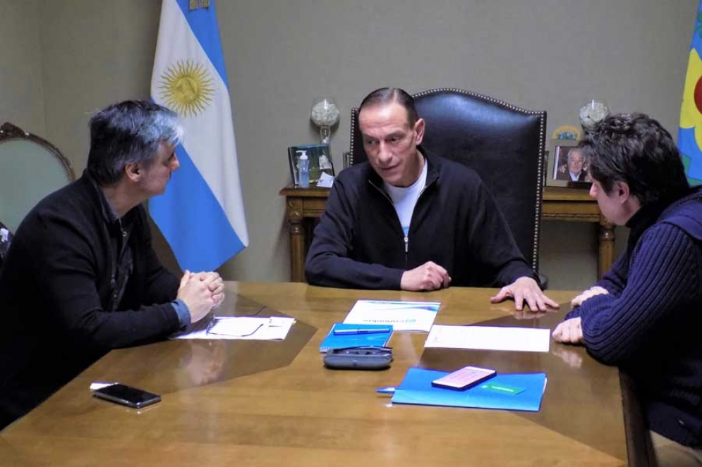 El intendente Gustavo Arrieta junto a el director general de Cultura y Educaci&oacute;n provincial, Gabriel S&aacute;nchez Zinny, y el jefe regional de Inspecciones, Daniel Costilla. 