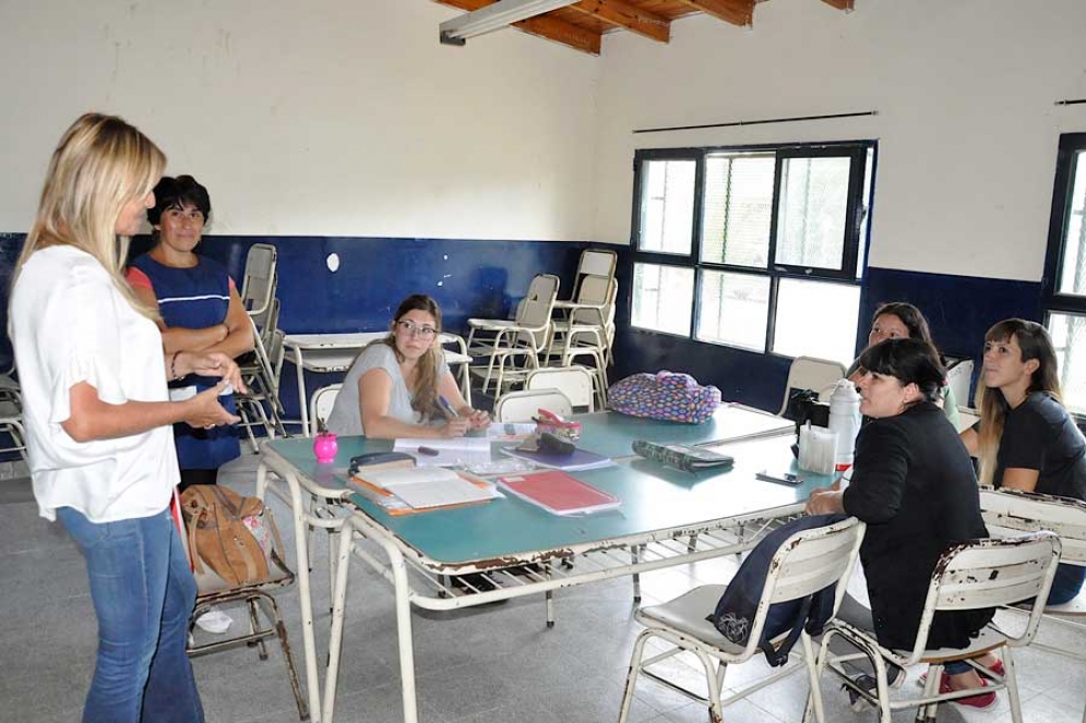 Fassi junto a las docentes de la escuela N&deg;34 del Barrio Libertad. 
