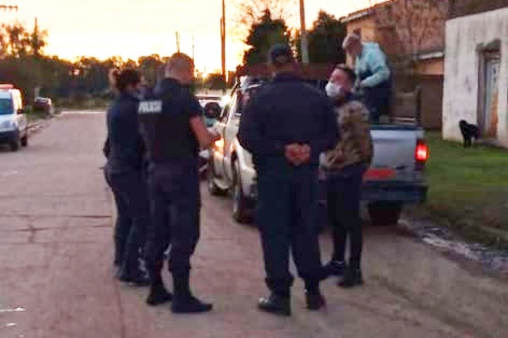 La Ford F-100 retenida en Paran&aacute; y el infractor dando explicaciones ante personal policial y de Tr&aacute;nsito.