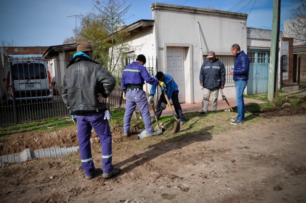 Arrieta recorriendo la obra. 